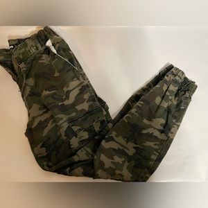 Pair these with a pair of Air Force Ones, perfect going out outfit!